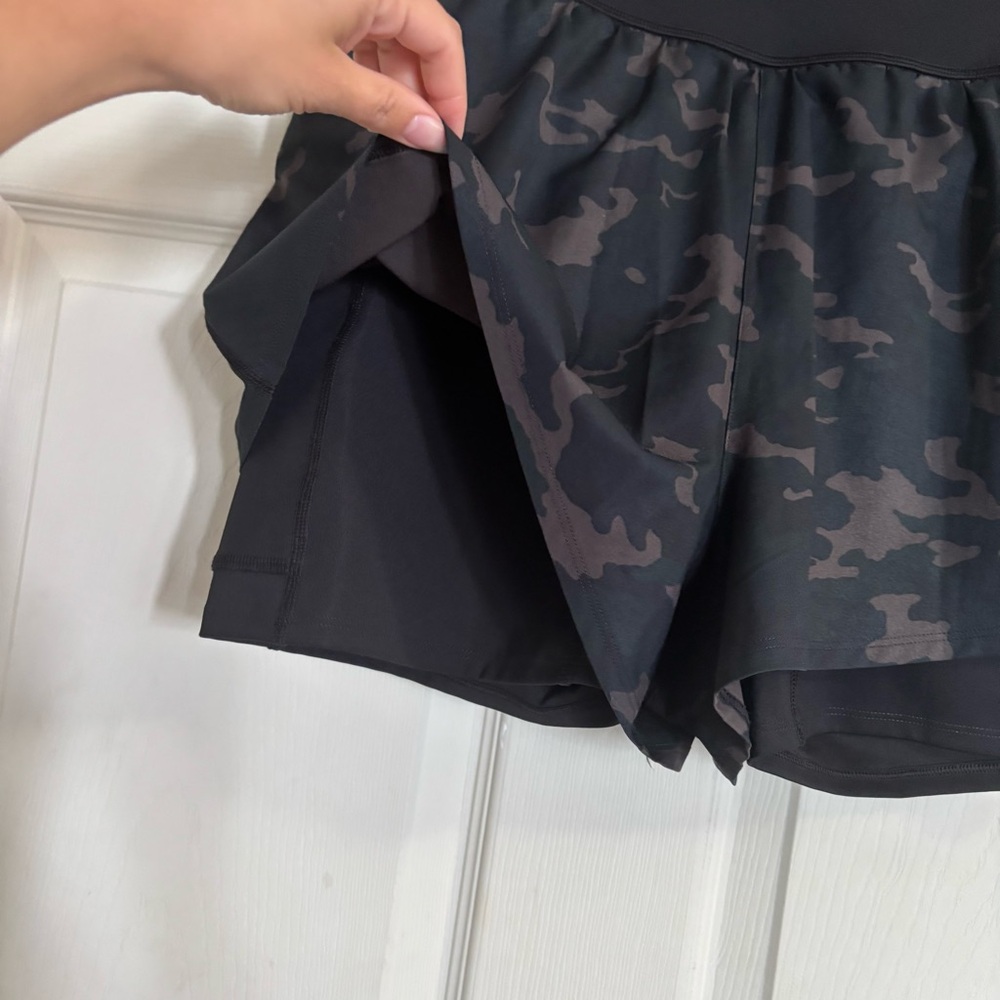 SPANX Get Moving Shorts in Black Camo Camouflage Athletic Running - Picture 3 of 8